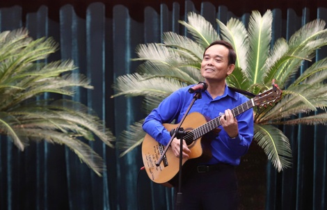 Clip Bí thư Thành ủy TPHCM ôm đàn, hát khi gặp gỡ thanh niên