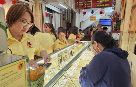 Tối 2-4, giá vàng đang giảm nhanh