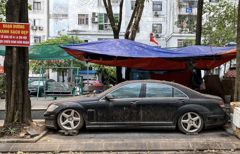 Bất ngờ nguồn gốc chiếc xe hạng sang Mercedes S63 bị "bỏ rơi" 10 năm trên vỉa hè