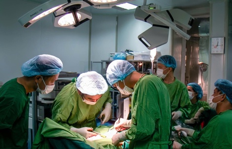 Đau bụng kéo dài, đi khám mới biết mắc cùng lúc 2 khối ung thư