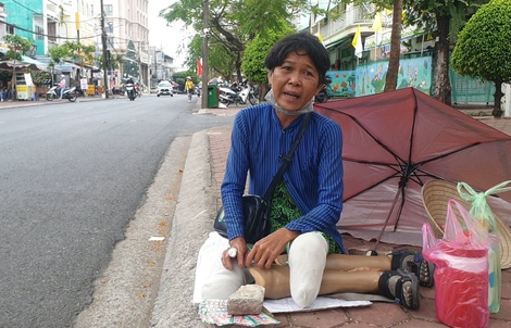 Người bán vé số dạo thêm hy vọng