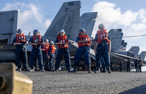 Tàu sân bay Mỹ cùng hàng chục chiến đấu cơ đến Trung Đông, Iran tung video bắt tàu