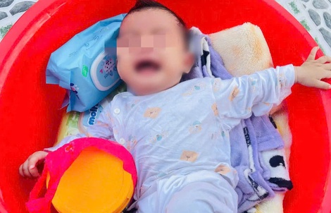 Sáng sớm phát hiện bé gái 6 tháng tuổi bị bỏ rơi trước nhà dân ở TP HCM