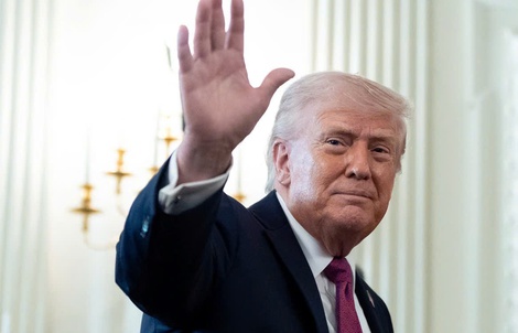 NÓNG: Ông Donald Trump vừa ra lệnh "bắn và tiêu diệt" tàu rải thủy lôi của Iran tại Hormuz