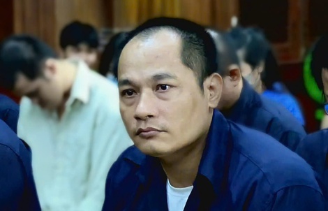 Phía sau xe gian là nước mắt người nghèo