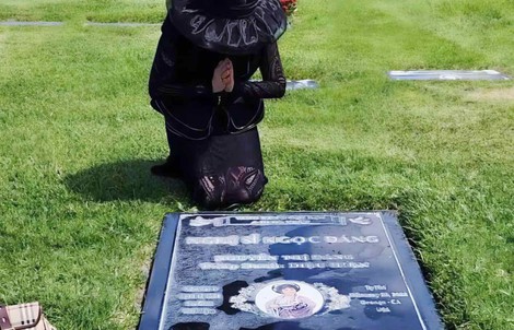 NSƯT Mỹ Châu khóc sưng mắt khi viếng mộ NSƯT Ngọc Đáng sau 4 năm