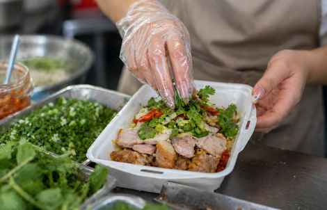 Đề xuất phạt 2-4 triệu nếu để móng tay dài, đeo trang sức bán đồ ăn