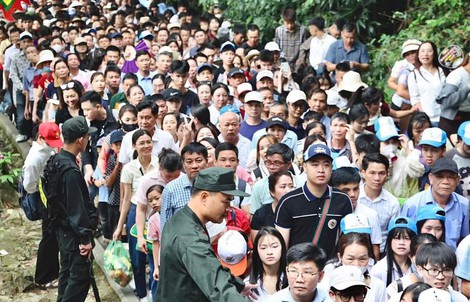 Biển người đổ về Đền Hùng trước ngày Giỗ tổ Hùng Vương