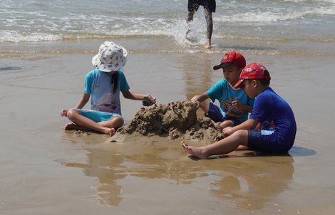 Bãi Sau Vũng Tàu bớt sâu biển, sứa thưa dần, du khách trở lại đông vui