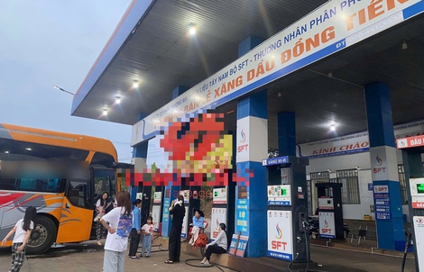 Hy hữu: Hàng chục hành khách bị "bỏ rơi" giữa đường, buộc phải đóng thêm tiền