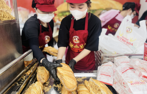 VIDEO: Khách Tây mê mẩn Lễ hội bánh mì Việt Nam, kiên nhẫn xếp hàng giữa dòng người đông đúc