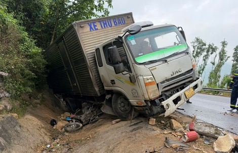 Xe tải đổ đèo nghi mất lái tông xe máy, 2 người thương vong
