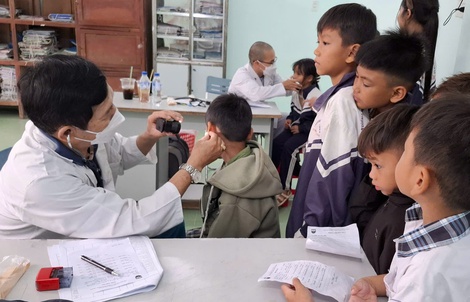 Công đoàn phối hợp chăm sóc sức khỏe cho người dân xã Đặng Thùy Trâm