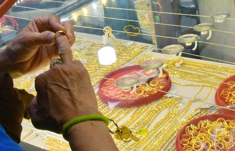 Giá vàng hôm nay, 28-4: Tiếp tục lao dốc