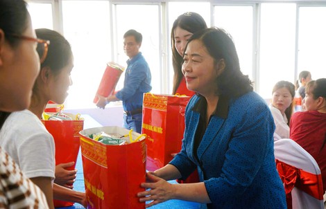 Chủ tịch Ủy ban Trung ương MTTQ Bùi Thị Minh Hoài thăm, tặng quà công nhân ở Thanh Hóa