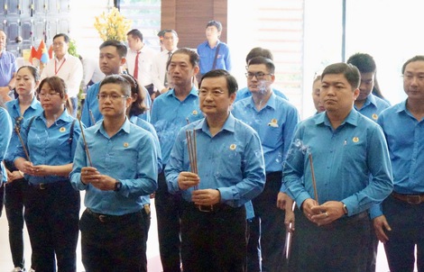 Cán bộ Công đoàn, CNVC-LĐ TPHCM dâng hương, dâng hoa tưởng nhớ Bác Hồ, Bác Tôn