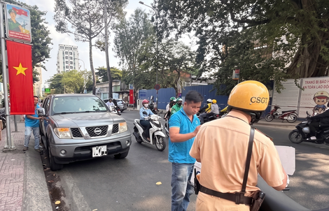 CSGT sẽ cẩu xe về nơi tạm giữ nếu tài xế dừng, đỗ sai quy định và không có mặt