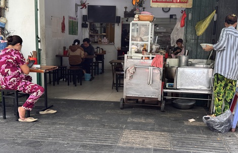 Chủ các quán ăn nói gì khi giá bán vẫn cao bất chấp xăng dầu giảm mạnh?