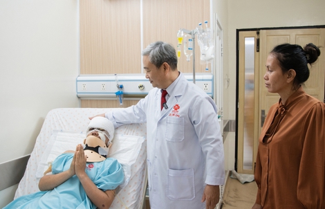 Tai nạn lao động nghiêm trọng, cô gái 26 tuổi bị máy tuốt lúa cuốn lột da đầu