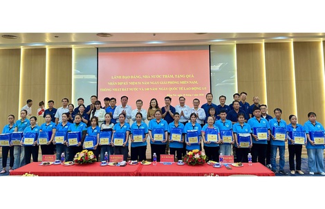 Trưởng ban Nội chính Trung ương Lê Minh Trí thăm, tặng quà cho công nhân tại Đồng Nai