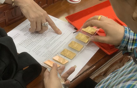 Tối 28-4, giá vàng thế giới đang giảm rất nhanh