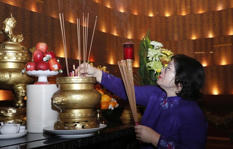 Lãnh đạo TPHCM dâng hương, dâng hoa tưởng niệm các Anh hùng liệt sĩ
