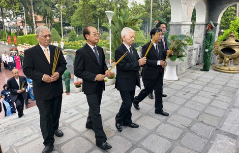 Lãnh đạo TPHCM viếng Nghĩa trang Liệt sĩ Bình Dương và Bà Rịa - Vũng Tàu