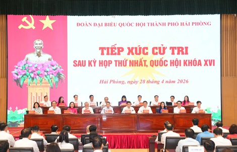 Thủ tướng Lê Minh Hưng tiếp xúc cử tri, tặng quà công nhân lao động Hải Phòng