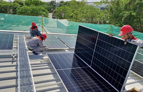 Thủ tướng: Đẩy mạnh điện mặt trời mái nhà tự dùng, tính phương án điện nổi ứng phó khẩn cấp
