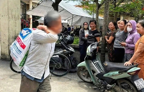 Người dân mang bao tải đựng tiền đền bù đất dự án Olympic