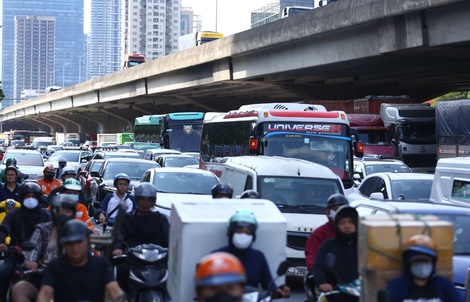 Nhiều tuyến đường ùn ứ kéo dài trước kỳ nghỉ lễ, người dân chật vật rời Hà Nội