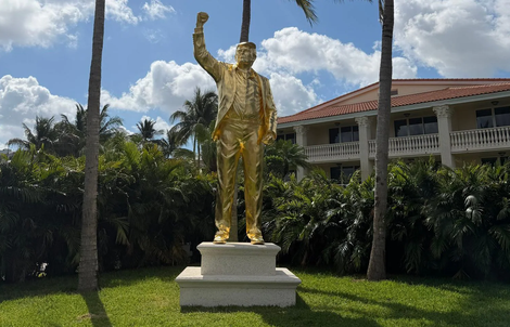 Tượng vàng hình ông Donald Trump xuất hiện trên sân golf