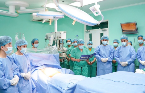 Sau phút mặc niệm, gần 200 y bác sĩ xuyên đêm làm điều kỳ diệu cho 6 bệnh nhân