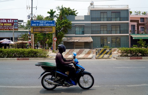 Hình ảnh đóng dải phân cách gần trạm thu phí Lái Thiêu, giao thông dần ổn định