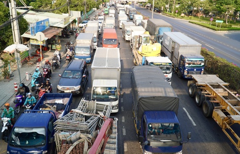 Dòng người tấp nập rời TPHCM về quê, bến xe hoạt động hết công suất