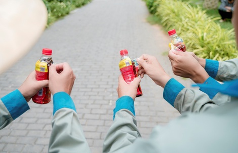 Sáng đi làm, trưa giải khát, tối nhận tiền: Vì sao hàng ngàn người đang háo hức xé nhãn chai nước?