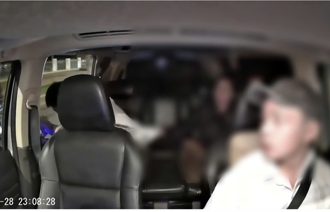 CLIP: Mâu thuẫn với bạn gái, người đàn ông nhảy khỏi taxi khi xe đang chạy