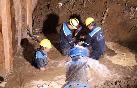 TPHCM: Nhiều khu vực nước yếu do bể ống DN1000 Chợ Lớn