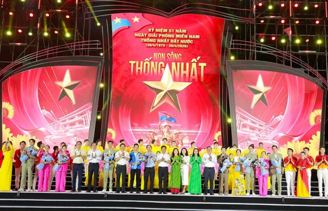 TPHCM: Tự hào, xúc động trước chương trình đặc biệt kỷ niệm 51 năm ngày non sông liền một dải