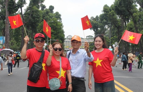 TPHCM rực rỡ sắc đỏ ngày 30-4, nối dài mạch cảm xúc  