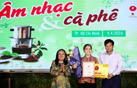 Trao tặng “Mai vàng tri ân” cho NSND Phượng Loan và nhạc sĩ Nguyễn Cường 