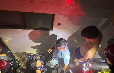 Cháy tiệm bánh ở TPHCM, cứu hai người bị mắc kẹt