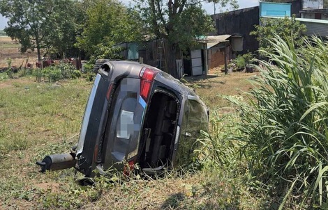 Tông xe dừng bên đường, ô tô lao xuống ruộng lật ngửa, 4 người mắc kẹt bên trong