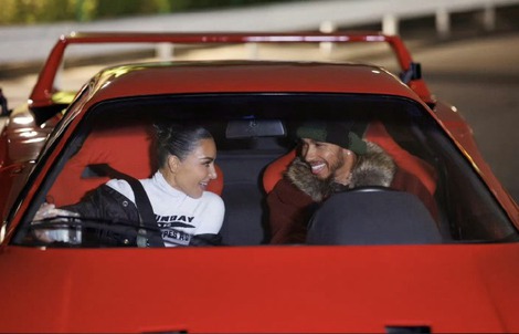 Tay đua Lewis Hamilton công khai yêu đương Kim "siêu vòng ba"