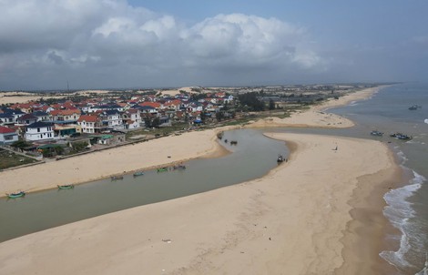 Cửa sông bị bồi lấp khiến hàng trăm tàu cá nằm bờ