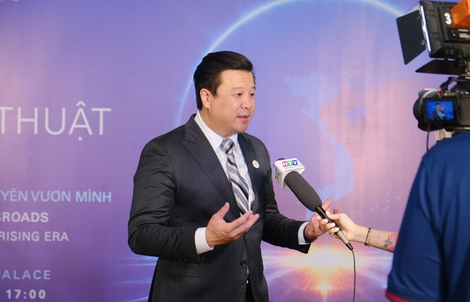 Thanh Bùi với cú bắt tay lịch sử
