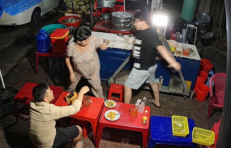CLIP: Phẫn nộ cảnh thanh niên đánh cụ bà đang phục vụ tại quán ăn khuya