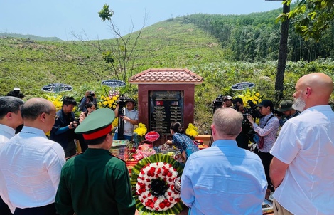Tưởng niệm 25 năm tai nạn trực thăng làm 16 người tử nạn khi tìm kiếm người Mỹ mất tích