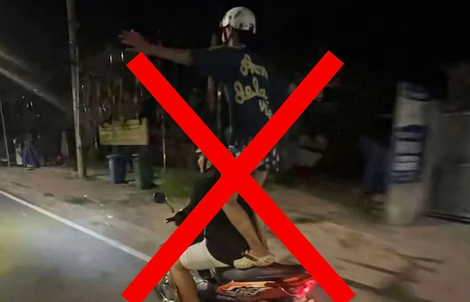 Nam sinh lớp 11 "biểu diễn" trên xe máy bị công an mời làm việc