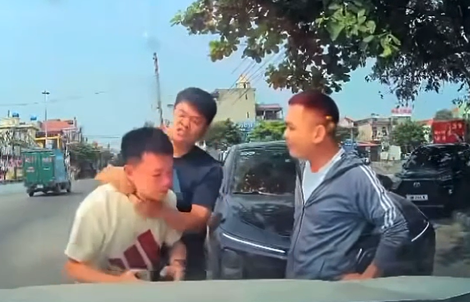 VIDEO: Người đàn ông bị bóp cổ, đánh tới tấp ngay giữa phố